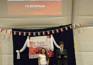 Prowadzący imprezę szkolną.