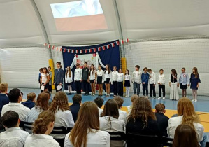 Widok na halę podczas uroczystości szkolnej.