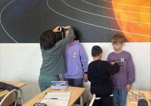 Pomiar swojego wzrostu przez uczniów.