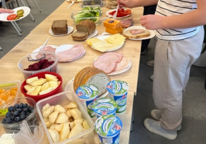 Uczniowie klasy 4a przygotowują zdrowe, kolorowe kanapki.