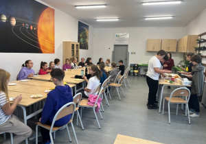 Wspólne spożywanie śniadania.