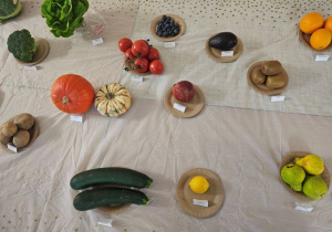 Owoce i warzywa na wystawie.