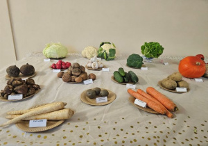 Wystawa warzyw i owoców.