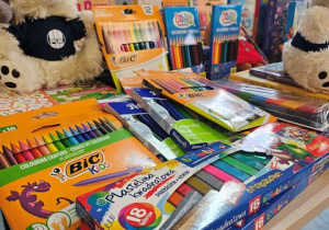 Gry, zabawki i artykuły biurowe zebrane podczas akcji Dzień Pluszowego Misia.