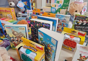 Wystawa z książek zebranych podczas akcji.