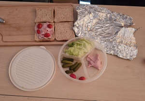 Zestaw produktów do przygotowania zdrowego śniadania.