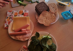 Produkty przygotowane do zdrowego śniadania.