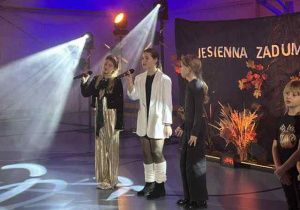 Dziewczęta wykonujące piosenkę.