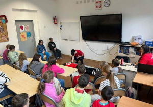 Uczniowie klasy 4a słuchają wskazówek jak udzielać pierwszej pomocy.