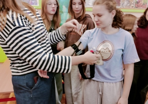 Praktyczne ćwiczenia w udzielaniu pierwszej pomocy - zakładanie opaski uciskowej.