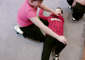 Ustalanie pozycji bocznej - ćwiczenia w udzielaniu pierwszej pomocy.