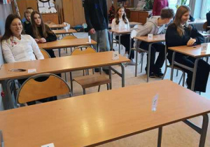 Uczniowie oczekują w sali na rozpoczęcie egzaminu próbnego.