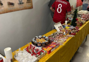 Stoisko podczas kiermaszu świątecznego