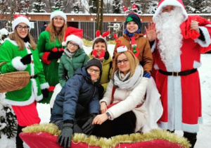 Uczniowie z 5a wraz z wychowawcą, Mikołajem oraz Elfami