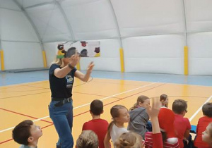 Autorka książek pokazuje uszyte prototypy swoich bohaterów książkowych.