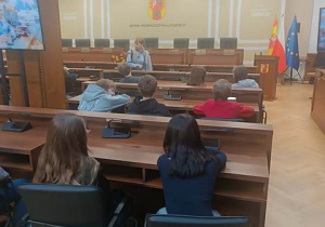 Uczniowie klas 8 w ławach Sejmiku Województwa Łódzkiego.
