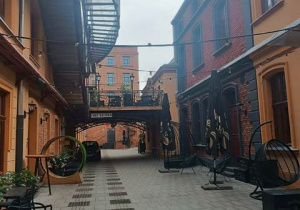 Spacer ul. Piotrkowską - jedno z podwórek przy ul. Piotrkowskiej
