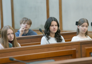 Uczennice w ławach Sejmiku w sali obrad.