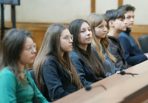 Uczniowie w sali obrad.