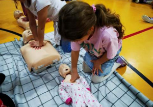 Ćwiczenia najmłodszych uczniów na fantomach.