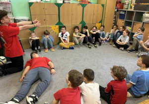 Warsztaty z udzielania pierwszej pomocy, prowadzone przez wolontariuszy PCK.