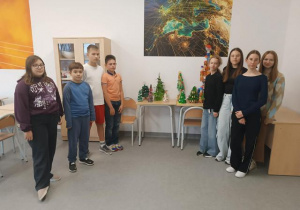 Uczniowie - autorzy swoich prac.