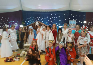 Uczniowie jklasy 4a wraz z dyrektorem szkoły po zakończonym przedstawieniu.