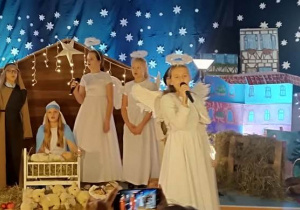 Uczniowie w przebraniach, grający w jasełkach.