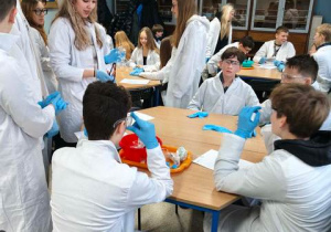 Warsztaty chemiczne w XXX LO