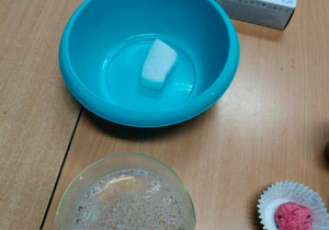 Miseczka z suchym lodem przygotowana do ćwiczeń dla uczniów.