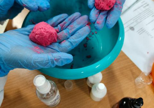 Kule kąpielowe wyprodukowane przez uczniów podczas zajęć.