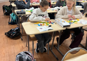 Uczniowie klasy 4a podczas układania klocków Lego.