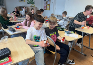 Uczniowie klasy 5a podczas zajęć z klockami Lego.