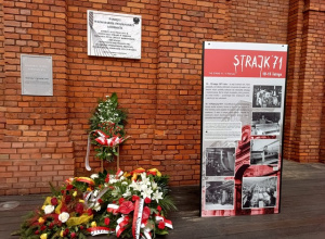 Tablica na ścianie budynku w Manufakturze, upamiętniająca strajk łódzkich włókniarek