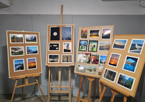 Wystawa prac fotograficznych uczniów.