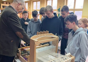 Pokaz działania krosien włókienniczych.