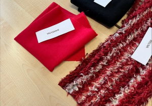 Różne rodzaje tkanin z nazwami.