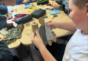 Chłopiec prezentuje swoją pracę.