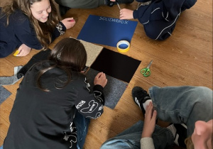 Grupa uczniów pracująca nad zadaniem.