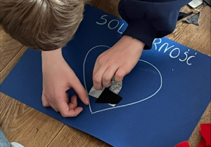 Chłopiec pracujący nad zadaniem.