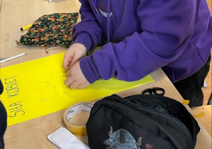 Uczeń tworzy pracę plastyczną z użyciem różnych materiałów.