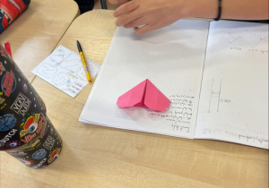 Uczniowie opisują kąty na swoich pracach.