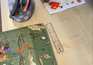 Uczennica rozwiązuje zadania z matematyki.