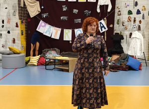 Pani stoi na tle dekoracji z napisem: Dzień Patrona