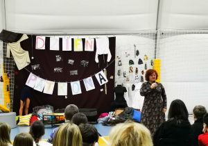 Spotkanie młodzieży z przewodnikiem turystycznym.