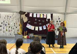 Przewodnik turystyczny i wicedyrektor szkoły na zakończenie spotkania.