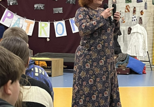 Przewodniczka na spotkaniu z młodzieżą.