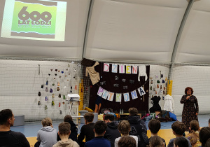 Przewodniczka prowadzi spotkanie z młodzieżą.