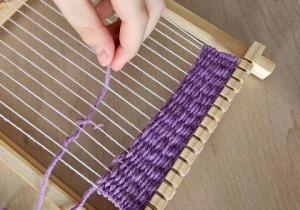 Pierwsze kroki z krosnem tkackim.