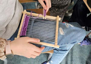 Tkanie tkaniny na krośnie.